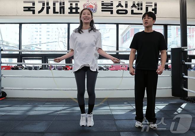 2014 인천 아시안게임 라이트플라이급 금메달리스트 신종훈 관장이 26일 오후 서울 광진구 뚝섬로 신종훈 국가대표 복싱센터에서 필라테스 강사이자 센터 관원인 변슬미 씨를 지도하고 있다. ⓒ News1 박정호 기자