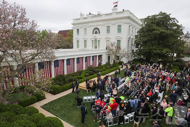 도널드 트럼프 미국 대통령이 2일(현지시간) 상호관세를 발표할 예정인 워싱턴DC 백악관 로즈가든에 백악관 관계자와 취재진이 모여있다. ⓒ 로이터=뉴스1