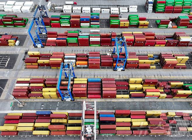 2일(현지시간) 도널드 트럼프 미국 대통령이 상호관세를 발표할 예정인 가운데 미국 메릴랜드주 볼티모어항에 컨테이너가 쌓여 있다. ⓒ 로이터=뉴스1