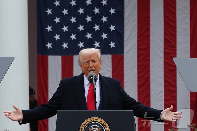 도널드 트럼프 미국 대통령이 2일(현지시간) 미국 워싱턴DC 백악관 로즈가든에서 "오늘은 미국 해방의 날"이라면서 "역사적 상호관세에 서명할 것"이라고 밝히고 있다. ⓒ 로이터=뉴스1