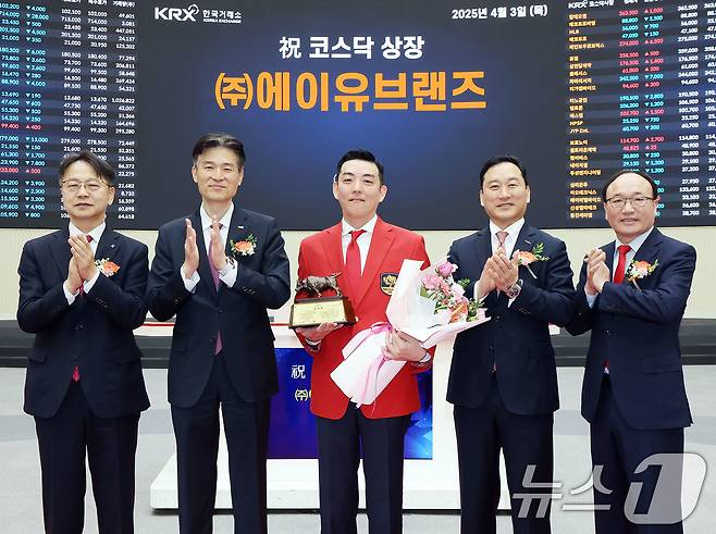 3일 서울 영등포구 한국거래소에서 열린 에이유브랜즈의 코스닥 시장 상장 기념식에서 김대영 한국 IR협의회 부회장(왼쪽부터), 민경욱 한국거래소 코스닥시장본부장, 김지훈 에이유브랜즈 대표이사, 김성환 한국투자증권 대표이사, 강왕락 코스닥협회 부회장이 기념촬영을 하고 있다. (한국거래소 제공. 재판매 및 DB 금지) 2025.4.3/뉴스1