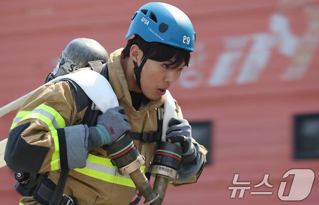 3일 오전 경기 용인시 처인구 경기도소방학교에서 열린 '2025년 경기도 소방기술경연대회'에서 참가자가 '최강 소방관' 종목에서 기량을 뽐내고 있다. 2025.4.3/뉴스1 ⓒ News1 김영운 기자