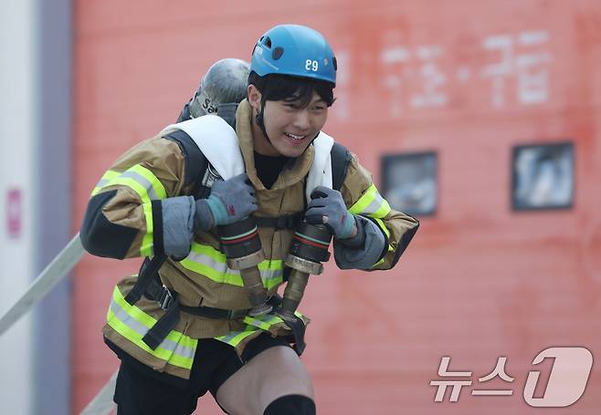 3일 오전 경기 용인시 처인구 경기도소방학교에서 열린 '2025년 경기도 소방기술경연대회'에서 참가자가 '최강 소방관' 종목에서 기량을 뽐내고 있다. 2025.4.3/뉴스1 ⓒ News1 김영운 기자