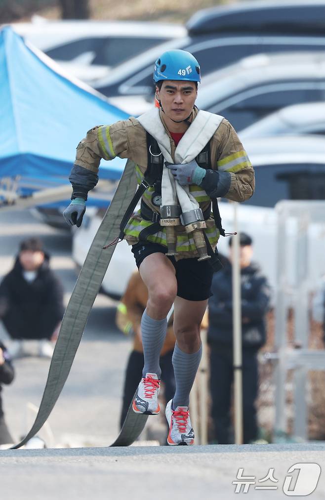 3일 오전 경기 용인시 처인구 경기도소방학교에서 열린 '2025년 경기도 소방기술경연대회'에서 참가자가 '최강 소방관' 종목에서 기량을 뽐내고 있다. 2025.4.3/뉴스1 ⓒ News1 김영운 기자