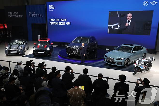 한상윤 BMW 그룹 코리아 대표이사 사장이 3일 경기도 고양시 킨텍스에서 열린 2025 서울모빌리티쇼에서 BMW THE iX 등을 공개하고 있다. 2025.4.3/뉴스1 ⓒ News1 김명섭 기자
