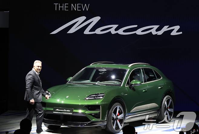 3일 경기도 고양시 킨텍스에서 열린 2025 서울모빌리티쇼에서 요르크 케르너 포르쉐 AG 마칸 제품 담당 총괄 사장이 포르쉐 순수전기 SUV '마칸 일렉트릭' 소개하고 있다. 2025.4.3/뉴스1 ⓒ News1 김명섭 기자