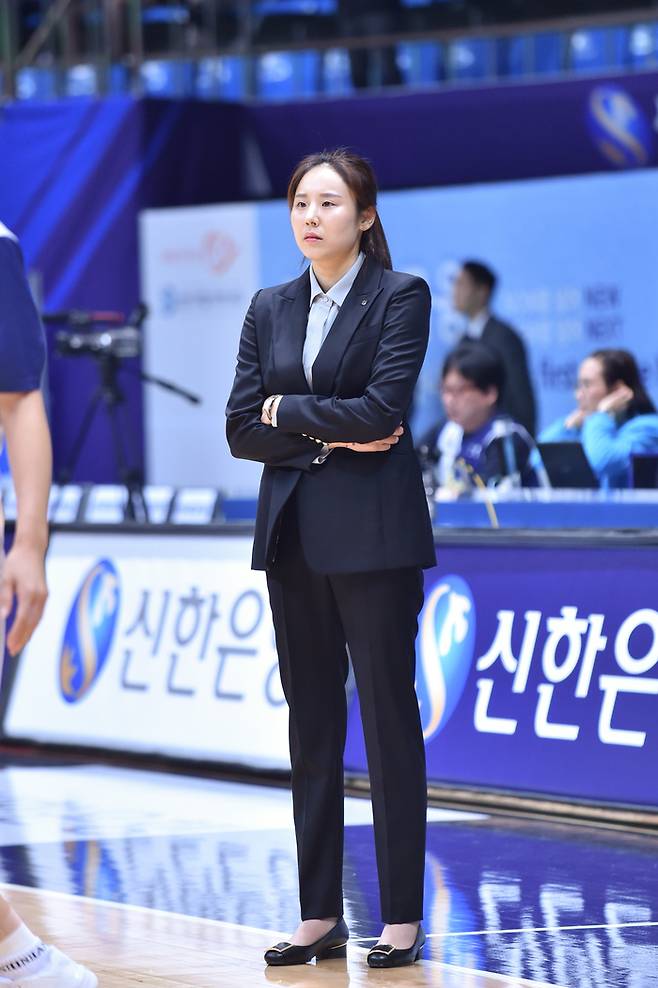 신한은행 코치 시절 최윤아 감독. 사진 | WKBL