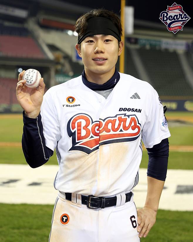 두산 오명진이 2일 서울 잠실구장에서 열린 2025 KBO리그 정규시즌 키움전에서 데뷔 첫 안타를 기록했다. 경기 후 기념사진을 남겼다. 사진 | 두산 베어스