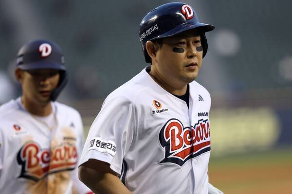 홈런을 친 뒤 기뻐하는 두산 베어스 포수 양의지. 사진┃두산 베어스