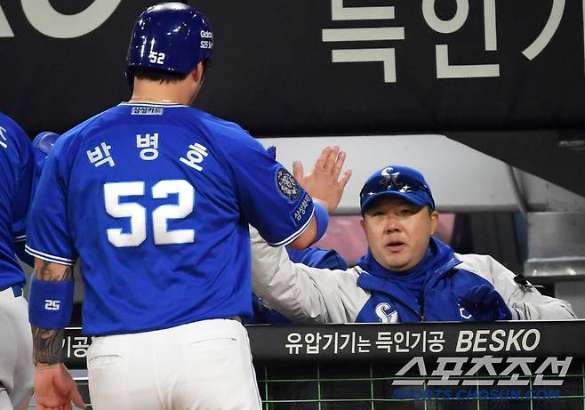 2일 광주 기아챔피언스필드에서 열린 KIA 타이거즈와 삼성 라이온즈의 경기. 삼성 박병호가 득점 후 박진만 감독과 하이파이브를 하고 있다. 광주=박재만 기자 pjm@sportschosun.com/2025.04.02/