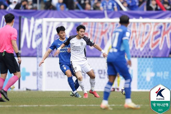 전남 하남을 마크하는 수원 홍원진. 사진제공=한국프로축구연맹