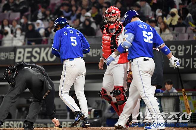 8회초 1사 2루 삼성 구자욱을 고의4구로 거르고 4번 타자 박병호와 승부를 택한 KIA 배터리. 광주=박재만 기자 pjm@sportschosun.com