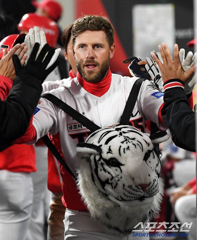 4경기 연속 홈런포를 터뜨린 위즈덤이 백호와 함께 세리머니를 펼치고 있다.