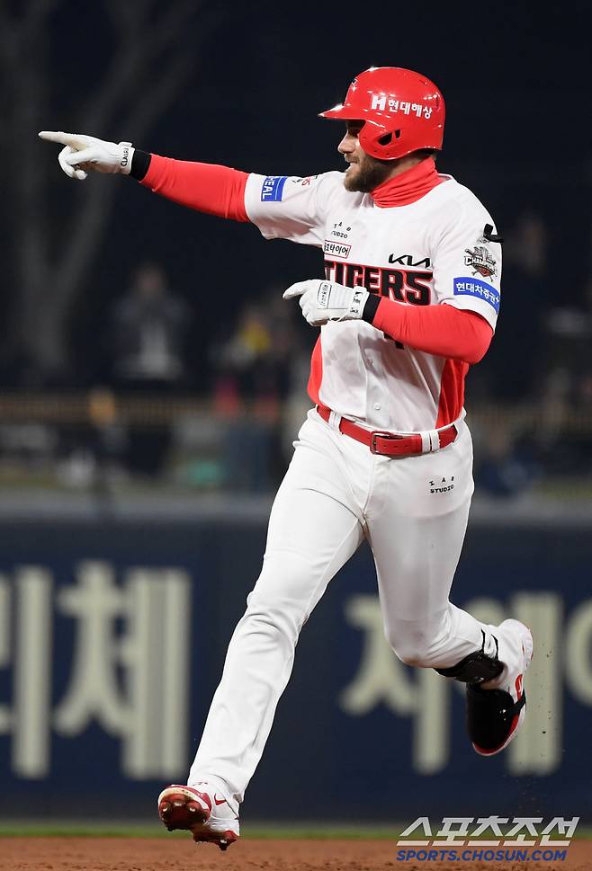 삼성 선발 최원태 상대 선제 투런포를 터뜨린 KIA 위즈덤이 베이스를 돌며 세리머니를 펼치고 있다. 광주=박재만 기자 pjm@sportschosun.com