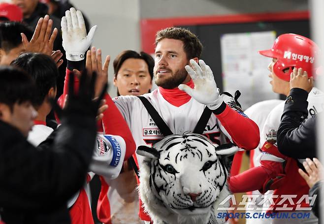 백호와 함께 세리머니 펼치는 KIA 타이거즈 외국인 타자 위즈덤.
