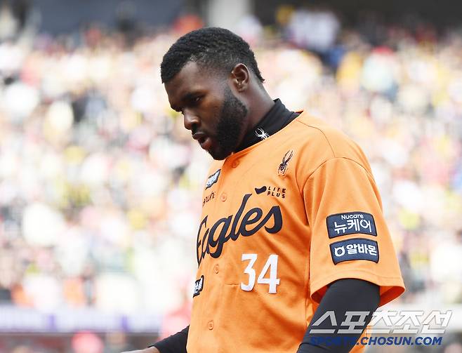 30일 대전 한화생명볼파크에서 열린 KIA-한화전. 5회말 1사 2루 노시환 타석. 2루주자 플로리얼이 올러의 견제구에 걸려 아웃되고 있다. 대전=정재근 기자 cjg@sportschosun.com/2025.3.30/