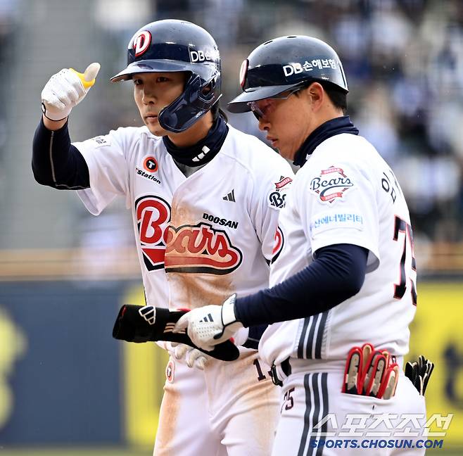 30일 잠실야구장에서 열린 삼성과 두산의 경기, 3회말 1사 1루 두산 이유찬이 안타를 치고 기뻐하고 있다. 잠실=허상욱 기자wook@sportschosun.com/2025.03.30/