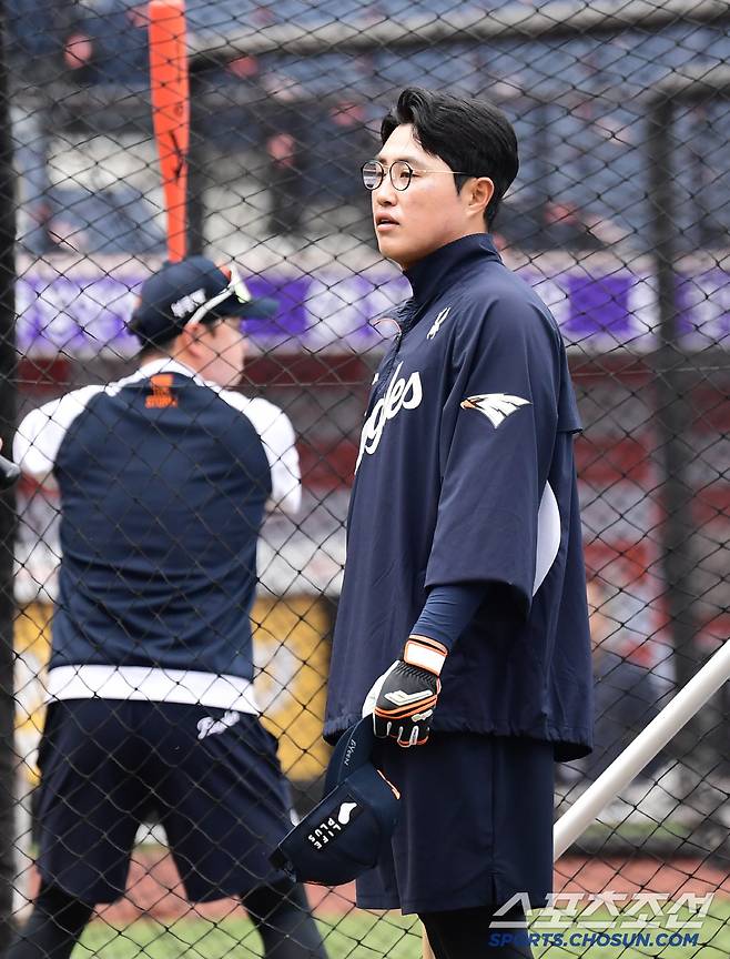 캡틴이 살아나야... 타격 훈련을 하고 있는 한화 채은성.