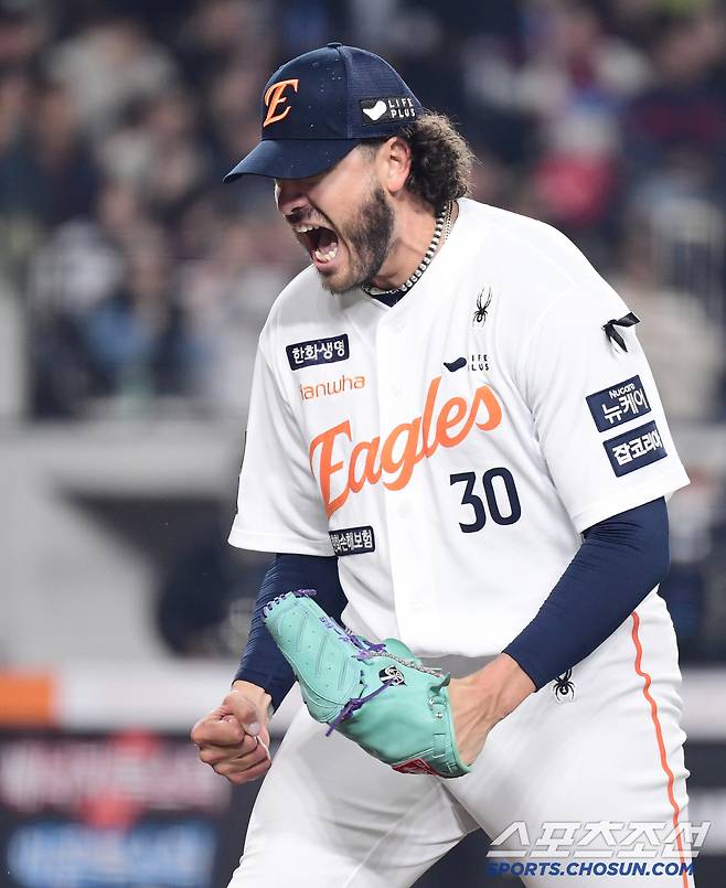 3일 대전 한화생명 볼파크에서 열린 KBO리그 한화와 롯데의 경기. 7회 실점 위기를 넘기며 포효하는 한화 선발 폰세. 대전=송정헌 기자songs@sportschosun.com/2025.04.03/