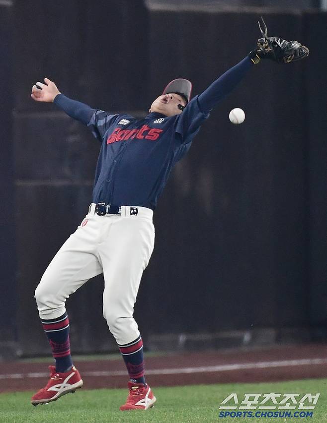 3일 대전 한화생명 볼파크에서 열린 KBO리그 한화와 롯데의 경기. 4회 한화 김태연의 외야 뜬볼 타구를 잡지 못하고 있는 롯데 이호준 유격수. 대전=송정헌 기자songs@sportschosun.com/2025.04.03/