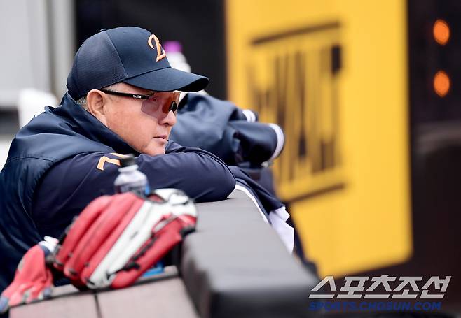 3일 대전 한화생명 볼파크에서 열리는 KBO리그 한화와 롯데의 경기. 선수들 훈련을 지켜보고 있는 김경문 감독. 대전=송정헌 기자songs@sportschosun.com/2025.04.03/