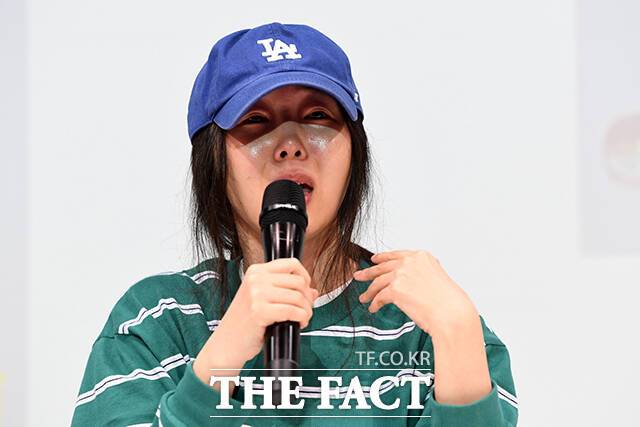 민희진 전 어도어 대표가 지난해 4월 25일 오후 서울 강남구 한국컨퍼런스센터에서 긴급 기자회견을 열고 입장을 밝히며 눈물을 보이고 있다. /서예원 기자
