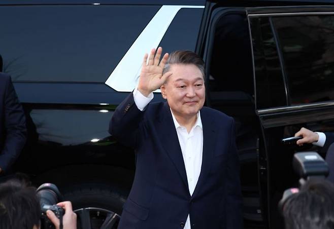 서울구치소에서 석방된 윤석열 대통령이 8일 서울 한남동 관저 앞에 도착, 차량에서 내려 대기하던 지지자들에게 인사하고 있다. 연합뉴스