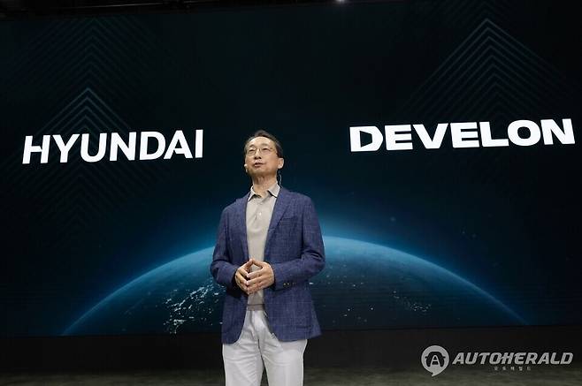 HD현대사이트솔루션 조영철 사장이&nbsp;3일(목) 킨텍스에서 열린 '서울 모빌리티쇼' 미디어 브리핑에서 건설기계 차세대 신모델을 소개하고 있다. (HD 현대)