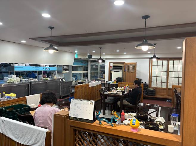 점심시간이지만 식사하는 손님이 적어 한산한 백승훈 씨의 가게. 손님들은 "원래 사람 많은 집"이라며 안타까움을 표했다