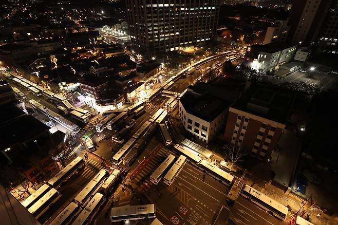 윤석열 대통령 탄핵심판 선고를 하루 앞둔 3일 서울 종로구 헌법재판소 앞 도로에 경찰차벽이 설치되어 있다./연합뉴스