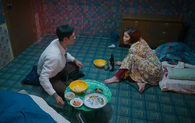 드라마 폭싹 속았수다 3화에서 애순이와 관식이는 부산 여관 주인으로부터 대선주조가 만든 다이아몬드 소주와 국수를 서비스로 제공받는다. /넷플릭스 제공