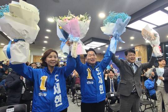 2일 아산시장 재선거에서 9대 아산시장에 당선된 오세현 더불어민주당 아산시장 후보(가운데)가 배우자(왼쪽), 복기왕 국회의원(오른쪽)과 함께 당선의 기쁨을 나누고 있다. 윤평호 기자