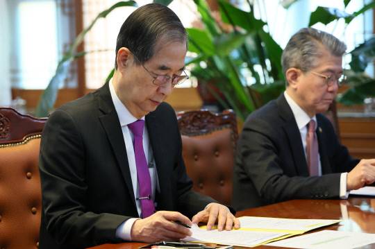 한덕수 대통령 권한대행 국무총리가 3일 서울 종로구 정부서울청사 집무실에서 상호관계 대응 긴급 경제안보전략TF회의를 주재하고 있다. 연합뉴스