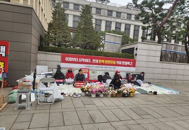 2일 오후 서울 종로구 재동 헌법재판소 정문 우측에는 윤석열 대통령 지지자들 10여 명이 돗자리를 깔고 윤 대통령 탄핵 반대 단식농성을 이어가고 있다.ⓒ데일리안 김남하 기자