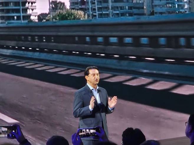 호세 무뇨스 현대차 CEO가 3일 일산 킨텍스에서 열린 '2025 서울모빌리티쇼' 프레스데이에서 전시 품목에 대해 설명하고 있다. ⓒ데일리안 정진주 기자