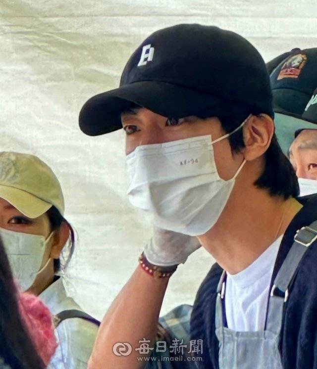 앞치마 두른 \'BTS 진\', 산불피해지역 안동 길안면서 급식 봉사