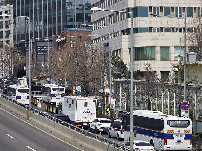 3일 윤석열 대통령 탄핵심판 선고를 하루 앞두고 서울 용산구 한남동 대통령 관저 인근에 경찰 차벽이 세워져 있다. /사진=서지윤 기자