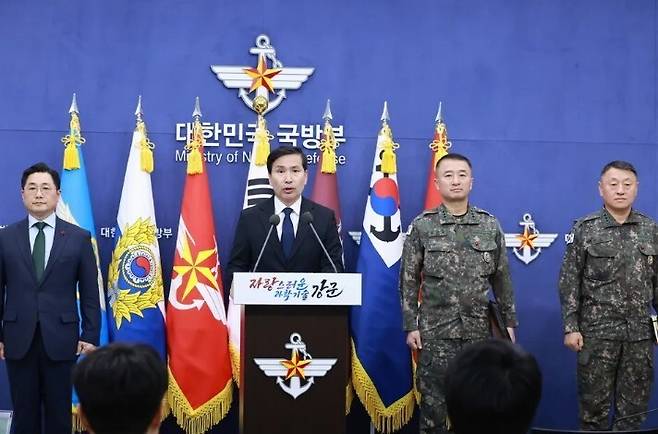 김선호 국방부 차관(장관 직무대리)이 지난해 12월6일 오후 서울 용산 국방부에서 2차 비상계엄 요구를 국방부와 합동참모분부가 수용하지 않겠다는 긴급 브리핑을 하고 있다. 김 차관 왼쪽은 조창래 국방부 정책실장, 오른쪽 첫번째는 원천희 국방정보본부장, 이승오 합참 작전본부장이다. 국방부 정책실장은 국방부 서열이 장관과 차관 다음이고, 국방정보본부장은 방첩사령부를 지휘감독하고 합참 작전본부장은 작전부대를 관할한다. 이들이 기자회견에 배석한 것은 만약 계엄이 발령되더라도 군이 수용·시행하지 않겠다는 의사 표시로 읽힌다. 연합뉴스