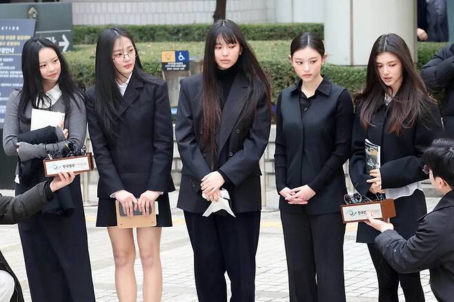 뉴진스 멤버들이 7일 서울 서초구 서울중앙지법에서 열린 어도어의 광고계약 체결금지 및 기획사 지위보전 가처분 사건 첫 심문기일에 참석한 뒤 법원을 나서며 취재진의 질문에 답하고 있다. 왼쪽부터 하니, 민지, 혜인, 해린, 다니엘. 김영원 기자 forever@hani.co.kr