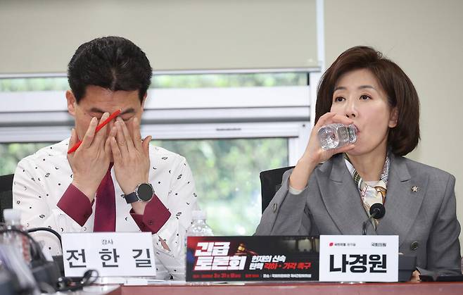 3월31일 서울 여의도 국회 의원회관에서 열린 헌재의 신속 탄핵 각하·기각 촉구 긴급토론회에 한국사 강사 전한길 씨와 국민의힘 나경원 의원이 참석해 있다. 연합뉴스