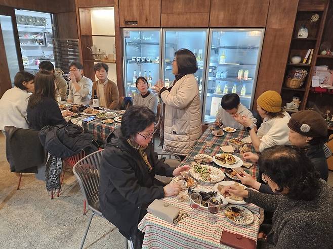 2025년 3월20일 동동빵집의 동그란 여자 콩풀이 ‘모든 돈 안 되는 것들의 대표’ 이종수 동고동락협동조합 이사장 생일이라고 밥을 지었다. 그날 저녁 열댓 명이 둘러앉아 밥을 먹었다.