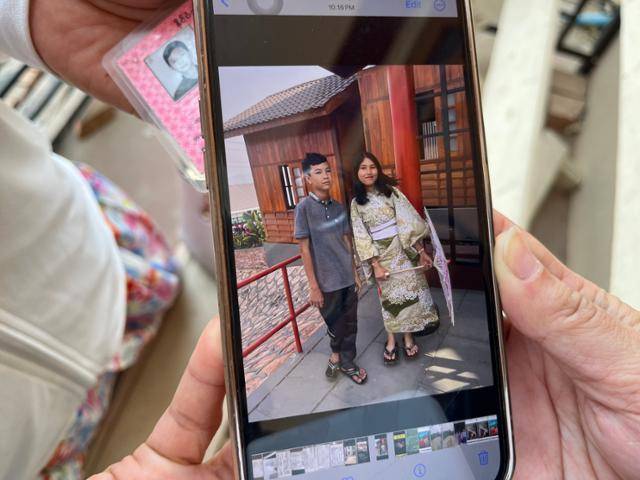 한 미얀마 여성이 2일 만달레이 지진 구조 현장에서 시신으로 발견된 아들 아마디(왼쪽)의 생전 모습을 보여주고 있다. 만달레이(미얀마)=허경주 특파원