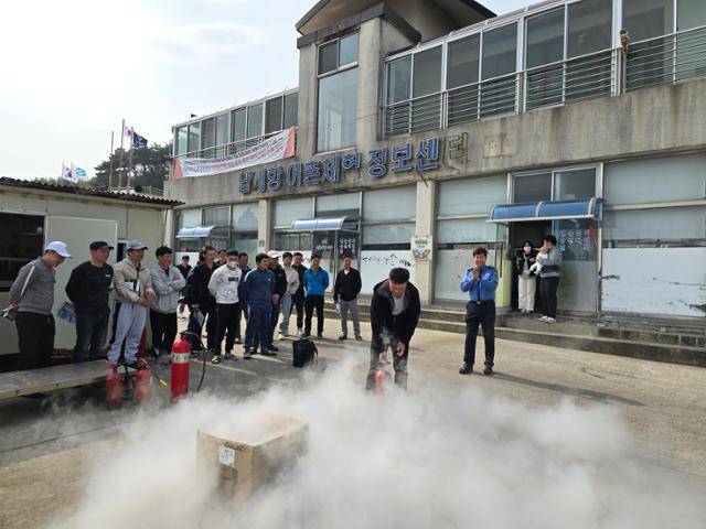 지난달 26일 강원 양양군 현남면 남애항 어촌 체험정보센터에서 속초해양경찰서가 외국인 선원 재난 대응 안전교육을 하고 있다. 속초해양경찰서 제공