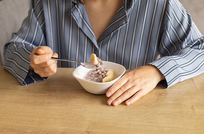 영국 공인 영양사 리마 필라이가 바쁜 일상에서도 간편하게 먹을 수 있는 건강한 아침 식사를 3가지 추천했다./사진=게티이미지뱅크