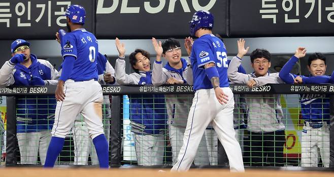 <yonhap photo-5720=""> '동점이다' (광주=연합뉴스) 조남수 기자 = 2일 광주기아챔피언스필드에서 열린 프로야구 삼성 라이온즈와 KIA 타이거즈의 경기. 삼성 더그아웃 선수들이 4회초 1사 2, 3루에서 김영웅의 2타점 적시타 때 득점한 디아즈와 박병호를 맞이하고 있다. 2025.4.2 iso64@yna.co.kr/2025-04-02 19:43:02/ <저작권자 ⓒ 1980-2025 ㈜연합뉴스. 무단 전재 재배포 금지, AI 학습 및 활용 금지></yonhap>