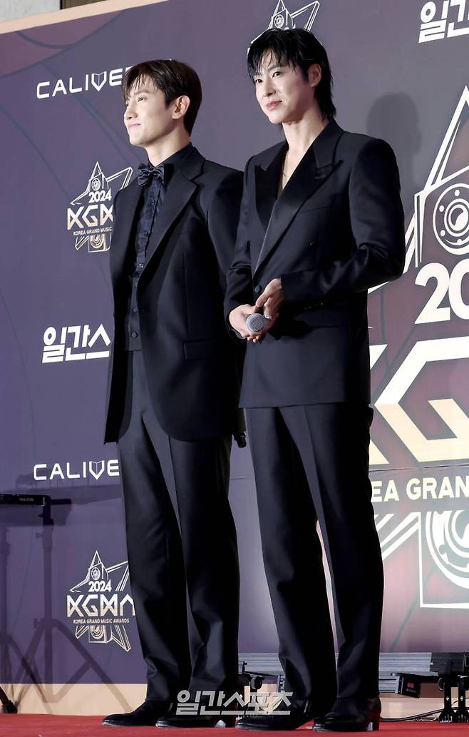 [2024 KGMA] 그룹 동방신기가 16일 인천 중구 운서동 인스파이어 아레나에서 열린 '2024 코리아그랜드뮤직어워즈(KGMA)' 첫째날 아티스트데이 레드카펫 행사에 참석해 포토월에서 포즈를 취하고 있다. 일간스포츠(이데일리M)가 주최하고 KGMA 조직위원회가 주관하는 '2024 KGMA'는 올해 창간 55주년을 맞은 일간스포츠가 대한민국 대중음악계에 새로운 패러다임을 제시하기 위해 새롭게 개최하는 시상식으로 16, 17일 이틀간 펼쳐진다. 영종도(인천)=KGMA특별취재반 /2024.11.16/