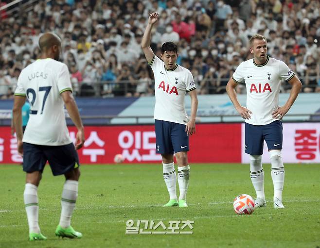 "잉글랜드 프리미어리그(EPL) 토트넘이 13일 오후 서울월드컵경기장에서 한국프로축구 '팀 K리그'와 프리시즌의 첫 경기를 펼쳤다. 토트넘 손흥민과 케인이 프리킥 준비를 하고있다. 서울월드컵경기장=정시종 기자 capa@edaily.co.kr /2022.07.13. "