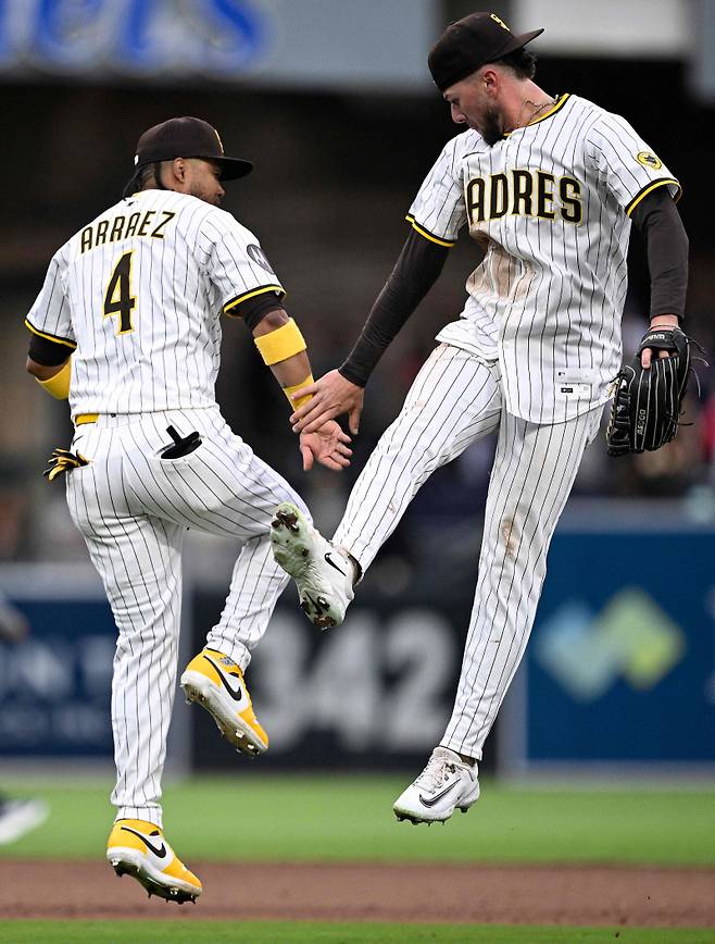 <yonhap photo-4415="">지난달 30일 애틀랜타전 승리 이후 세리머리를 하는 아라에스와 메릴. [AFP=연합뉴스]</yonhap>