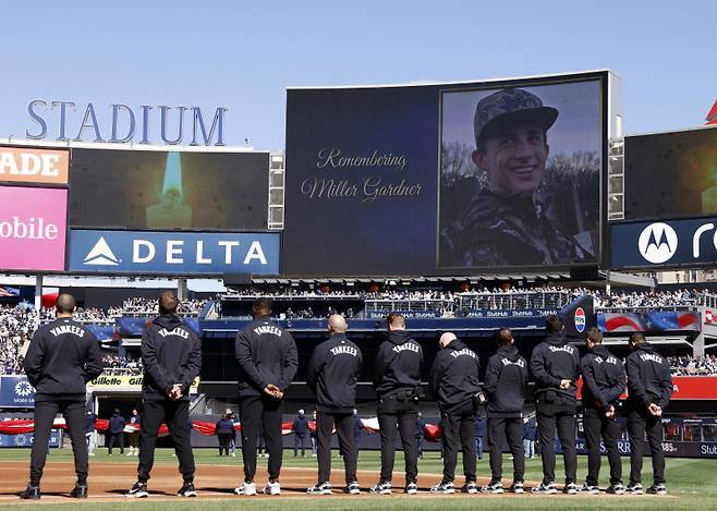 지난 29일(한국시간) 열린 밀워키 브루어스와의 홈 경기에서 밀러 가드너의 죽임을 애도하는 양키스 구단의 모습. [UPI=연합뉴스]