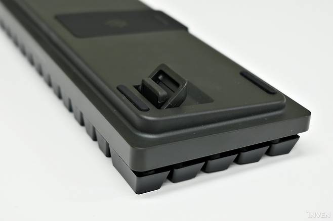 ▲ 키보드 높이는 총 3단계로 조절할 수 있다